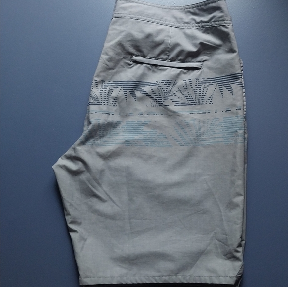 Travis Mathew Board Shorts Size 40 - Picture 10 of 14